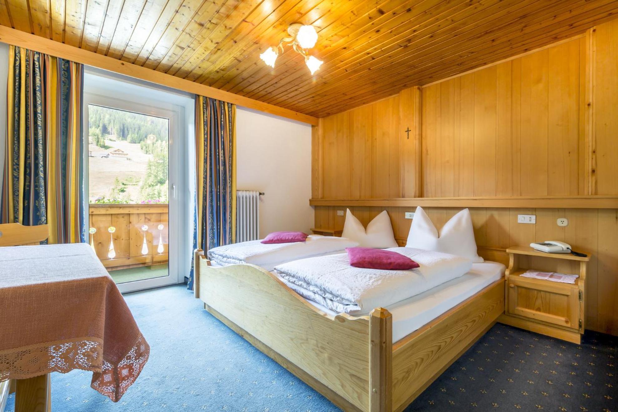 Hotel Garni Jasmin St. Kassian Zimmer foto