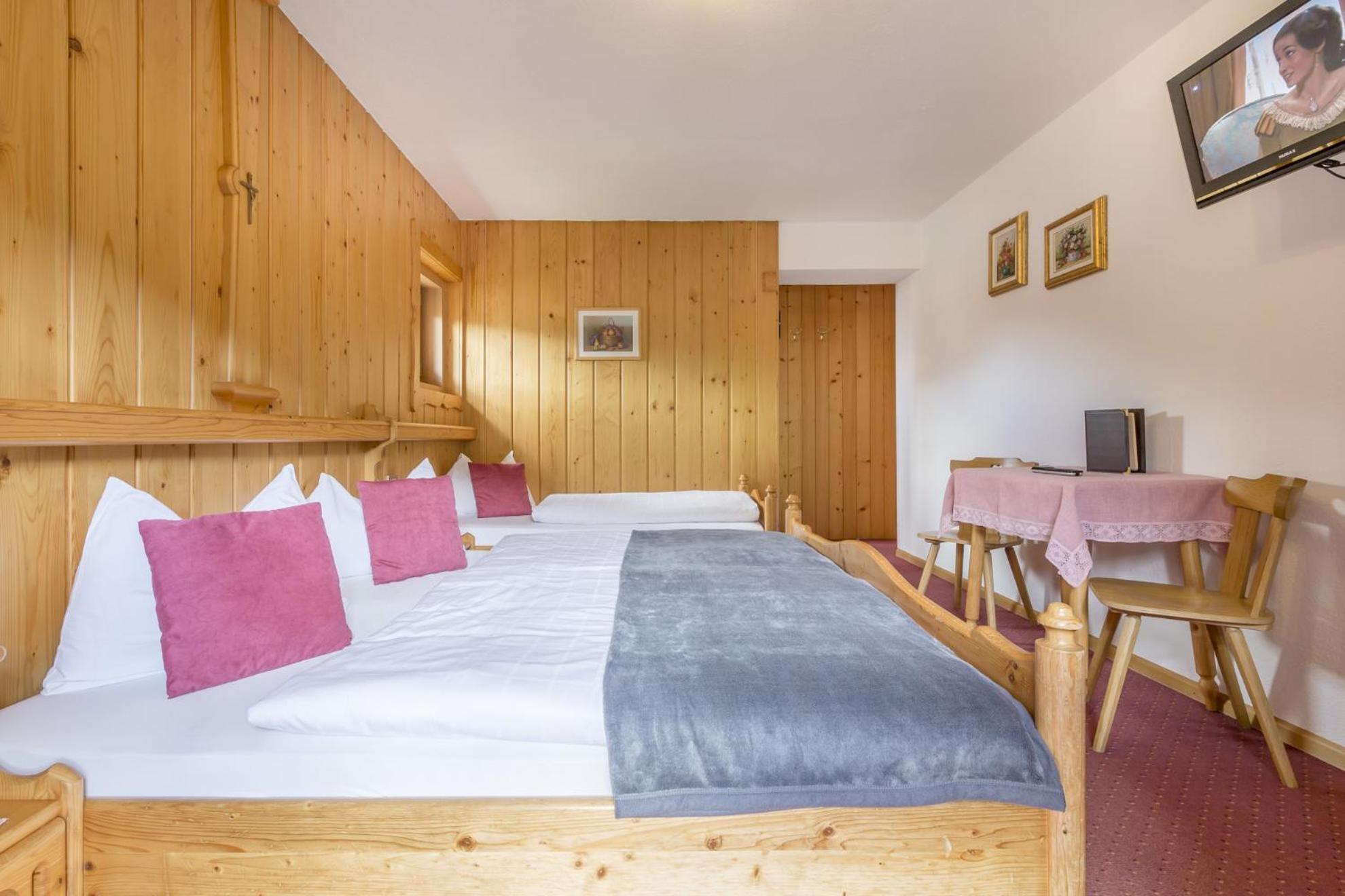 Hotel Garni Jasmin St. Kassian Zimmer foto